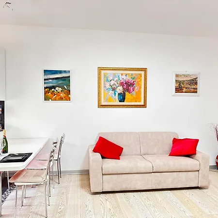 Mare Delux Apartament *